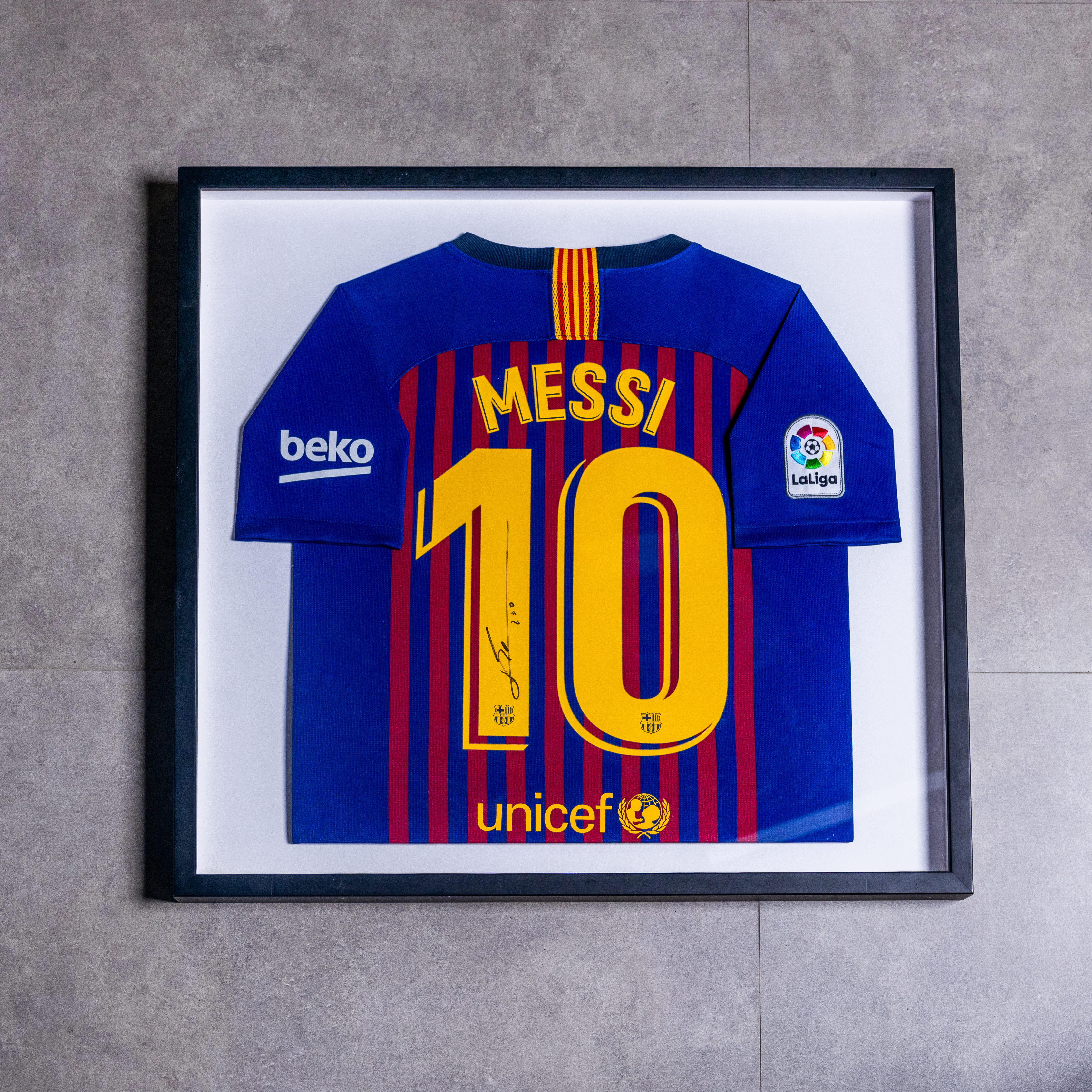 imoodini-Lionel Messi Official Back Signed and Framed Barcelona 2018-19 Home Shirt